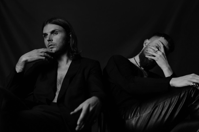 Hurts: ‘Faith’ è il quinto album del duo synth-pop britannico in uscita il 4 settembre. Redemption è il nuovo inedito: ecco il video.